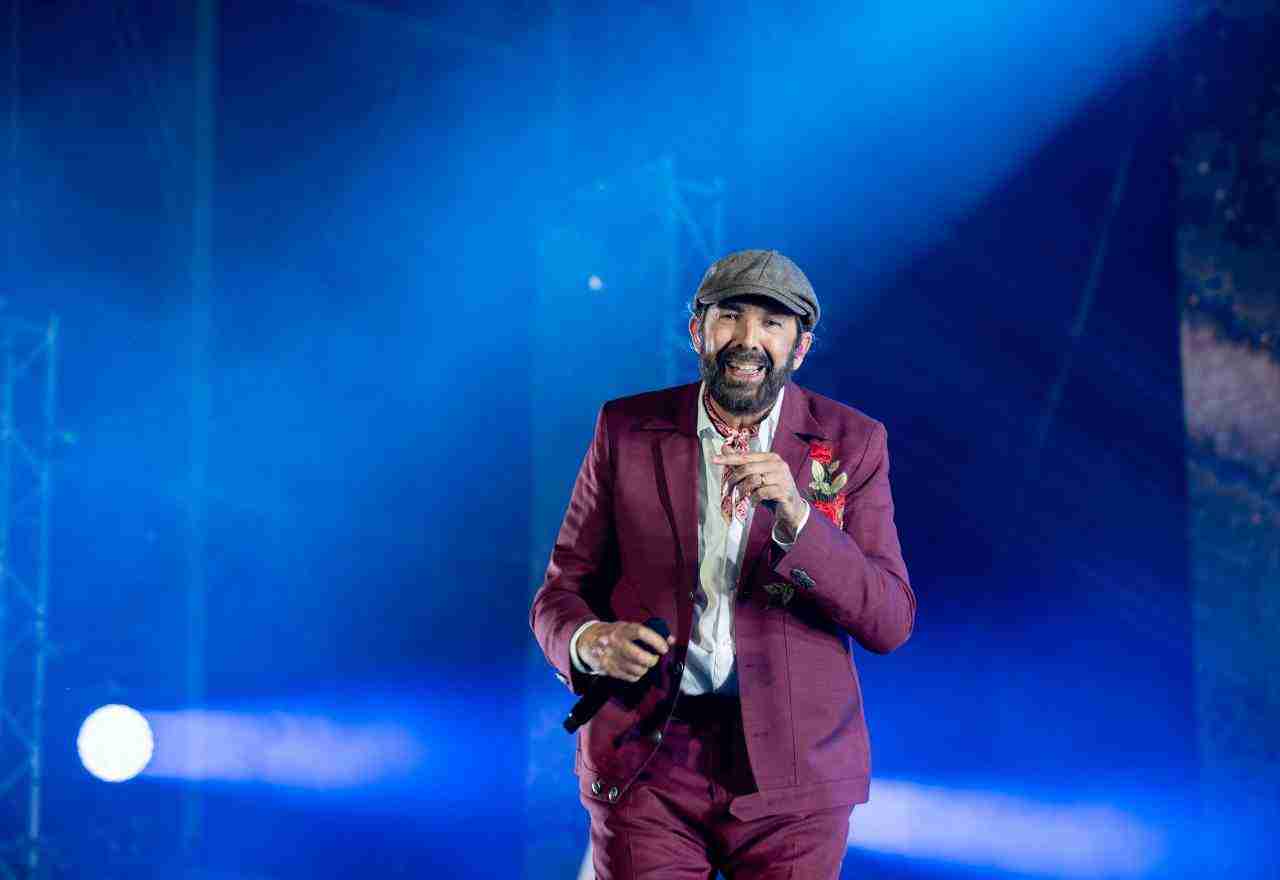 Con su inigualable talento, Juan Luis Guerra transforma el WiZink Center de Madrid en una celebración de ritmos latinos, deleitando al público con merengue, salsa y bachata.