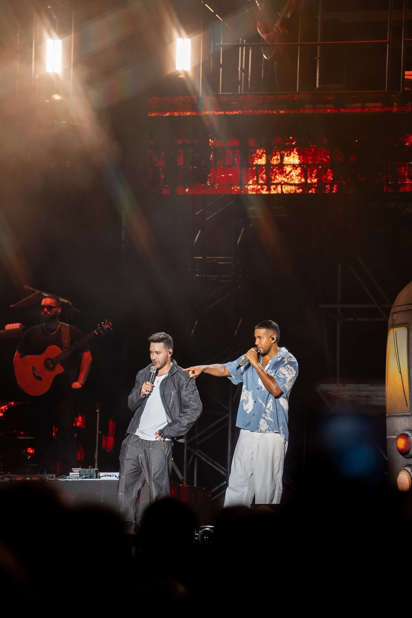 Romeo Santos y Prince Royce en tarima durante un concierto