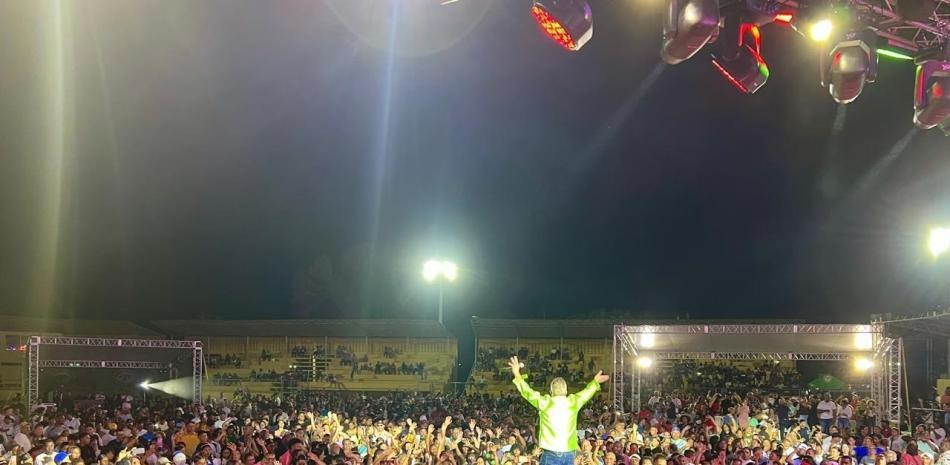 Héctor Acosta El Torito en tarima frente a la fanaticada
