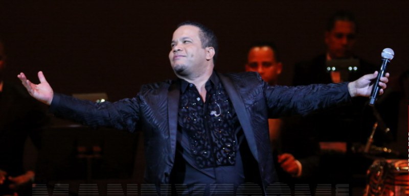 Héctor Acosta El Torito cantando en vivo con micrófono