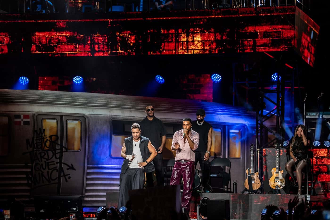 Romeo Santos y Prince Royce en tarima, gira Mejor Tarde Que Nunca