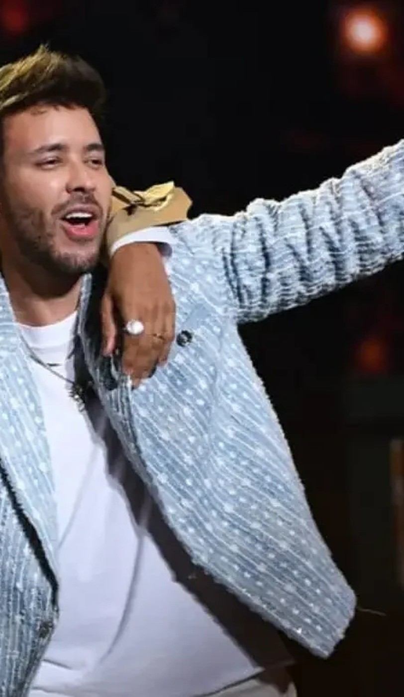 Prince Royce en tarima durante un concierto