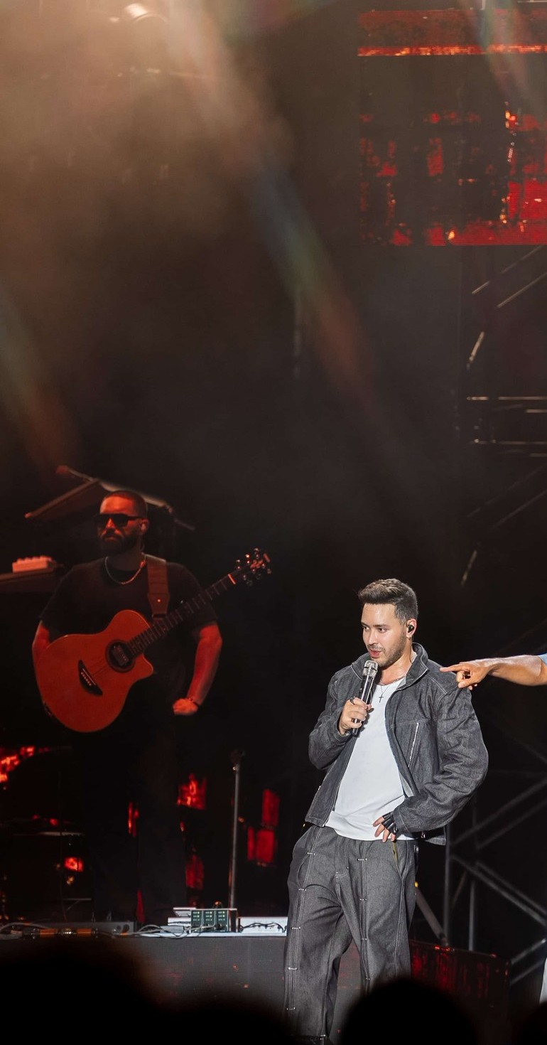 Prince Royce cantando en tarima en concierto