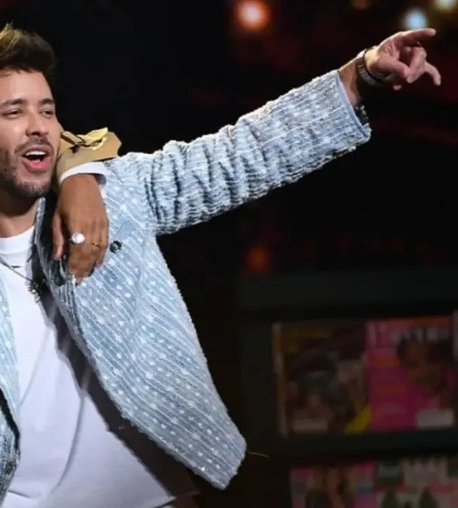 Prince Royce en tarima durante un concierto