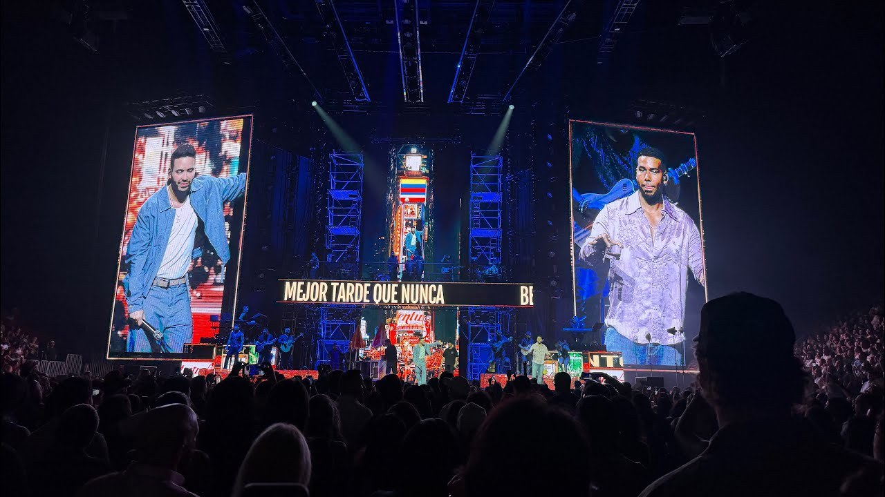 Romeo Santos en tarima, gira Mejor Tarde Que Nunca
