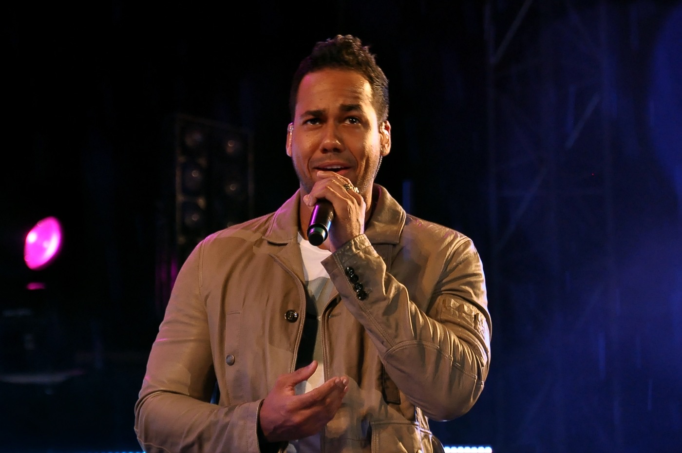 Romeo Santos cantando en tarima en concierto