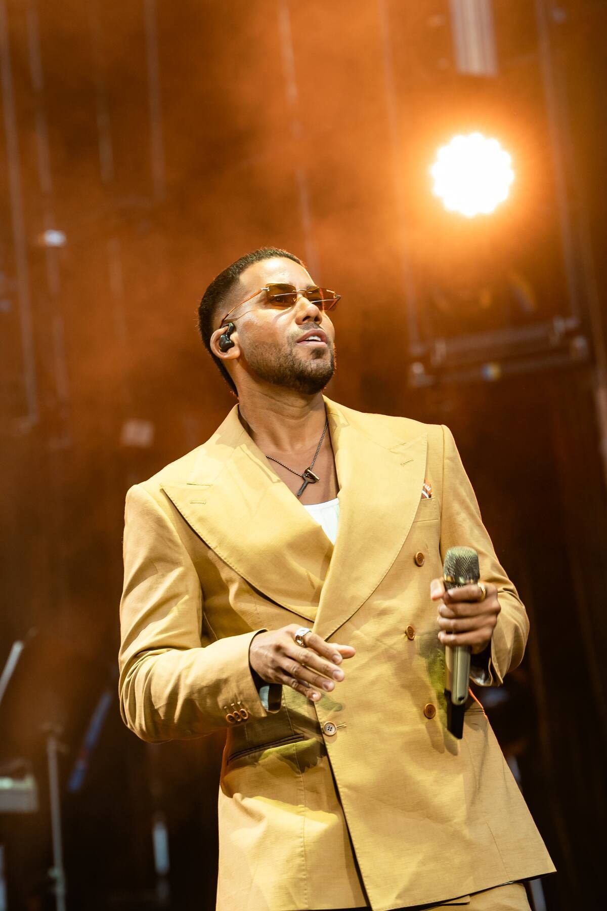 Romeo Santos cantando en tarima durante un concierto