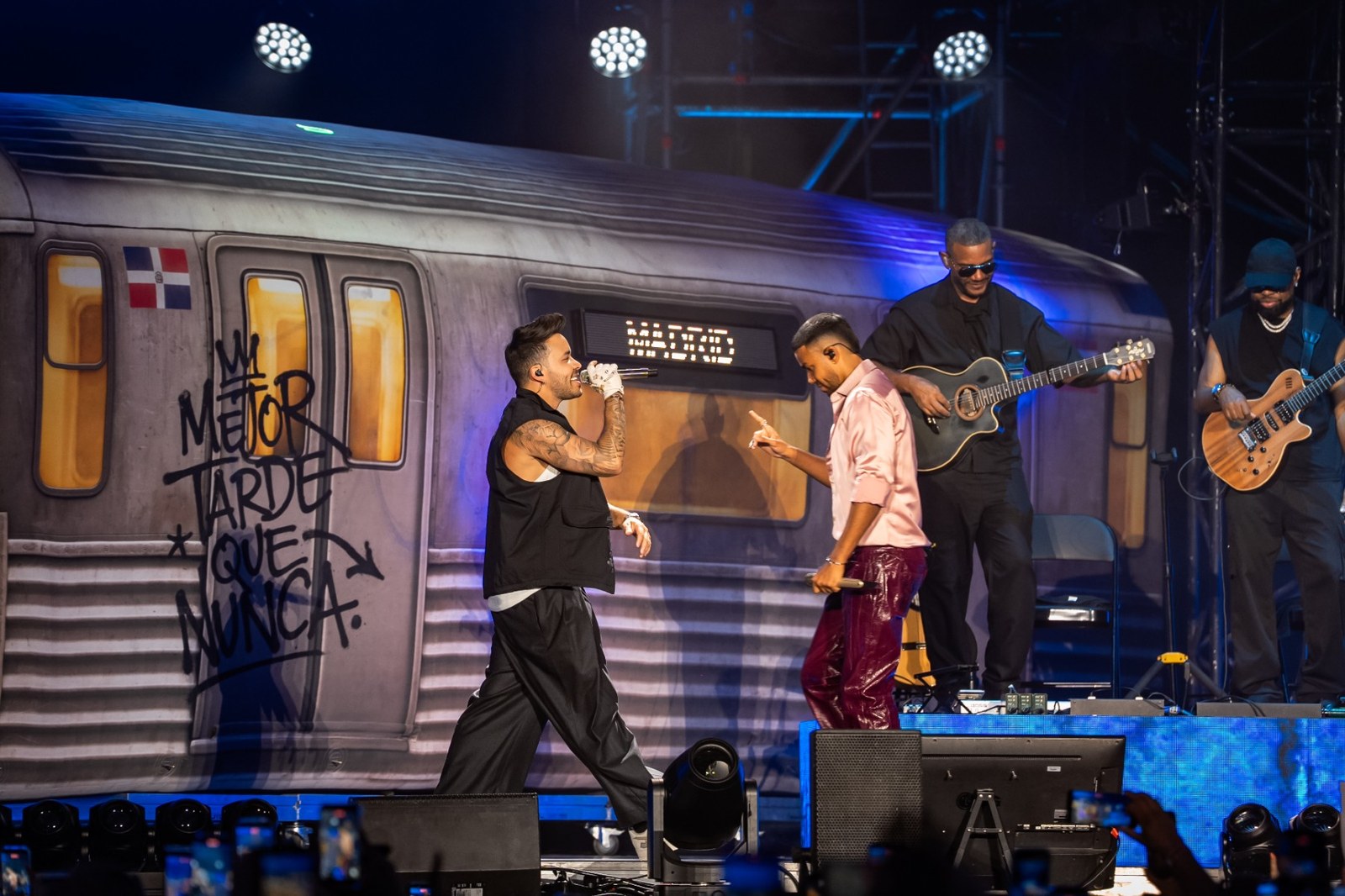 Romeo Santos y Prince Royce en tarima, gira Mejor Tarde Que Nunca