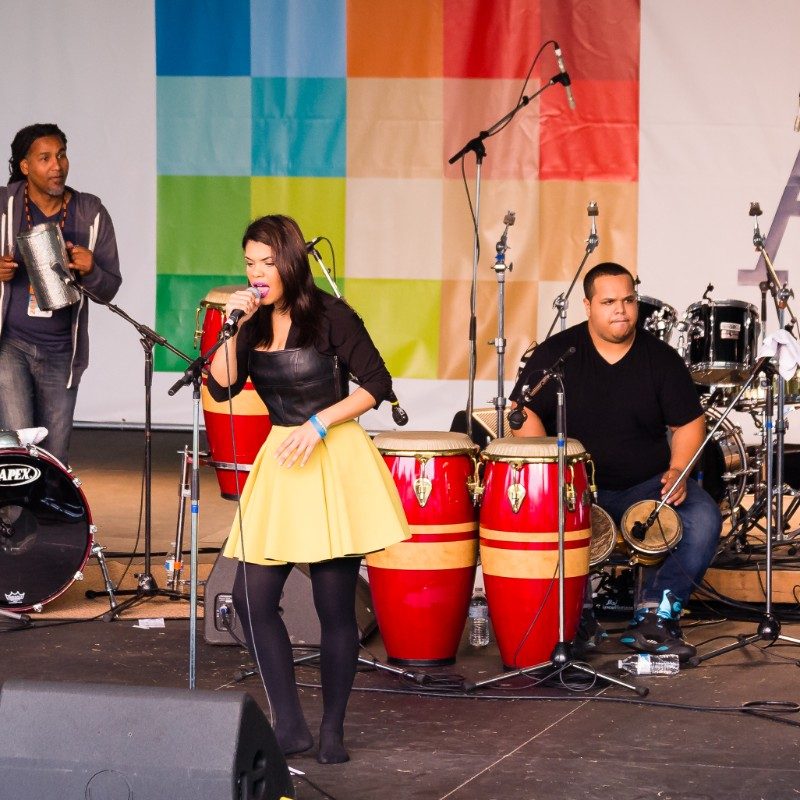 Grupo de bachata en concierto